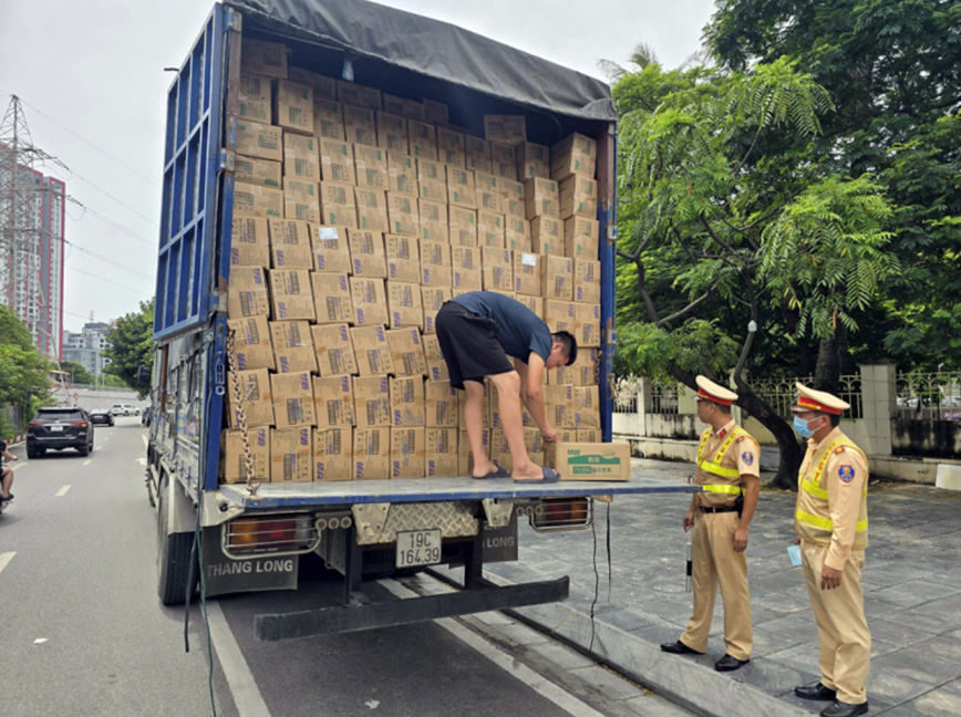 CSGT phat hien xe tai cho 9 tan banh keo trung thu khong nguon goc ve Ha Noi - Hinh anh 1