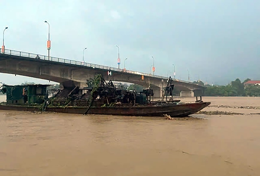 Ha Noi: De nghi phoi hop xu ly tau thuyen troi dat tu do tren song - Hinh anh 1