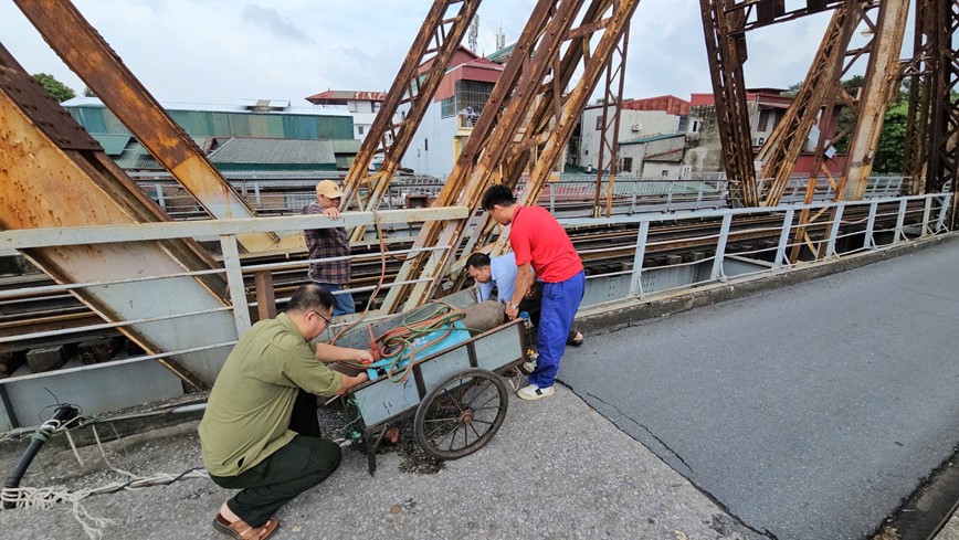 Sua chua moi han lan can bi bong troc tren cau Long Bien - Hinh anh 8