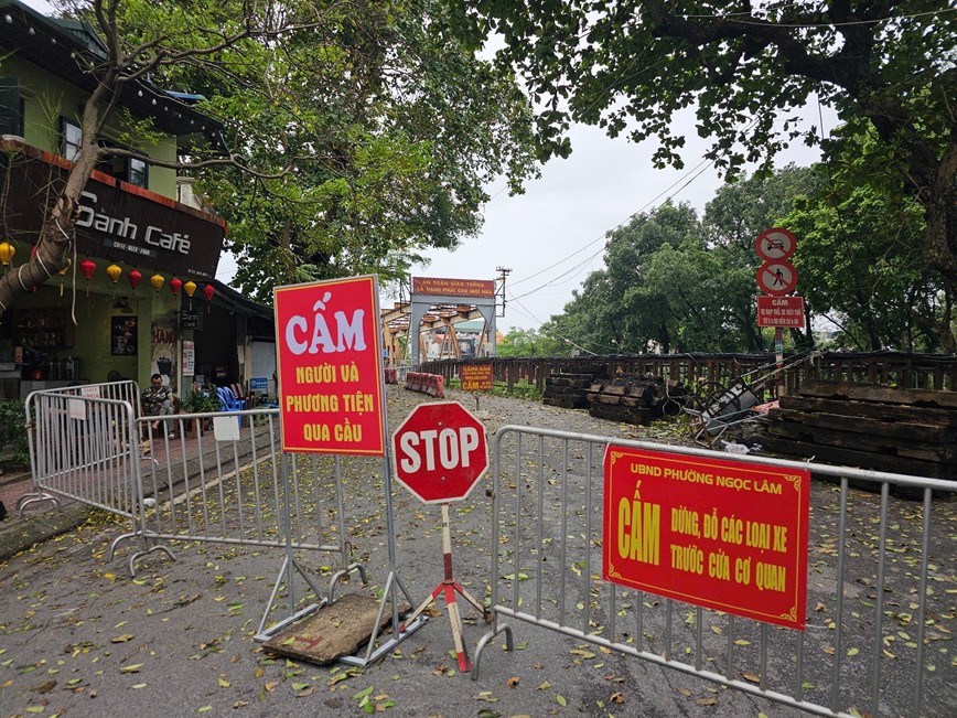 Sua chua moi han lan can bi bong troc tren cau Long Bien - Hinh anh 9