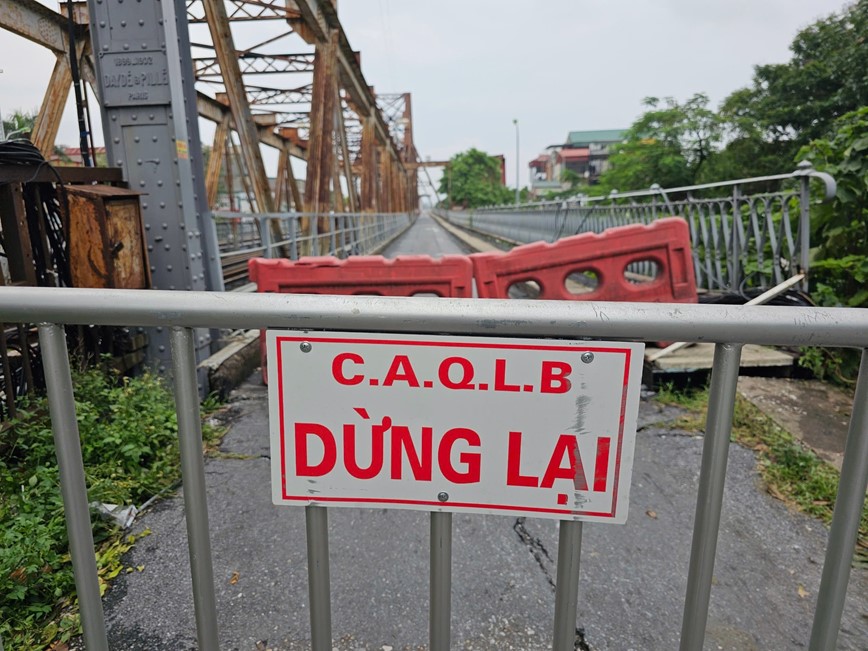 Sua chua moi han lan can bi bong troc tren cau Long Bien - Hinh anh 10