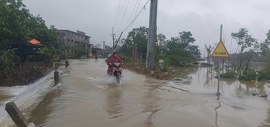 Ha Noi: cam phuong tien luu thong qua cac diem ngap sau o My Duc - Hinh anh 1