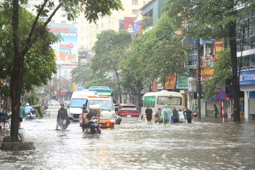 Giao thong Ha Noi bi xao tron do ngap lut - Hinh anh 1