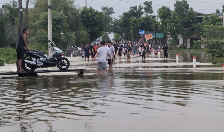 Cam xe qua khu vuc ngap ung tren duong Tam Chuc - Kha Phong - Hinh anh 1