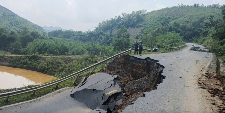 Duong Ho Chi Minh qua Thai Nguyen sat lo nghiem trong, giao thong te liet - Hinh anh 1