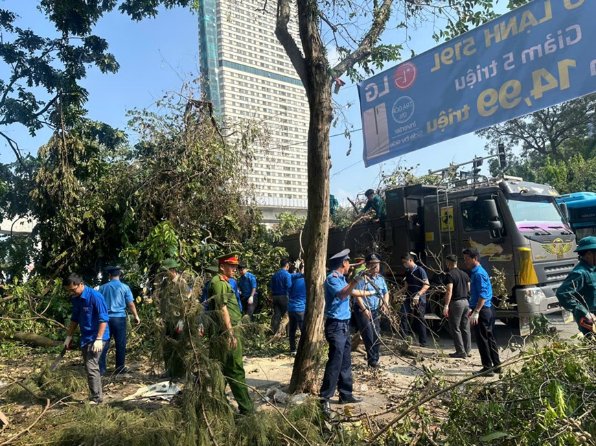 So GTVT Ha Noi: huy dong tong luc don dep duong pho sau bao so 3 - Hinh anh 1