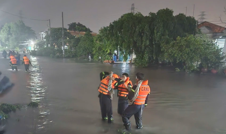 O to ban tai dang chay tren duong bi mua lon cuon troi, nu tai xe tu vong - Hinh anh 2