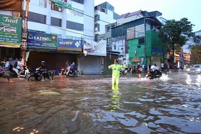 Cong an dung xe chuyen dung cho nguoi dan vuot qua vung ngap nuoc di cap cuu kip thoi - Hinh anh 1