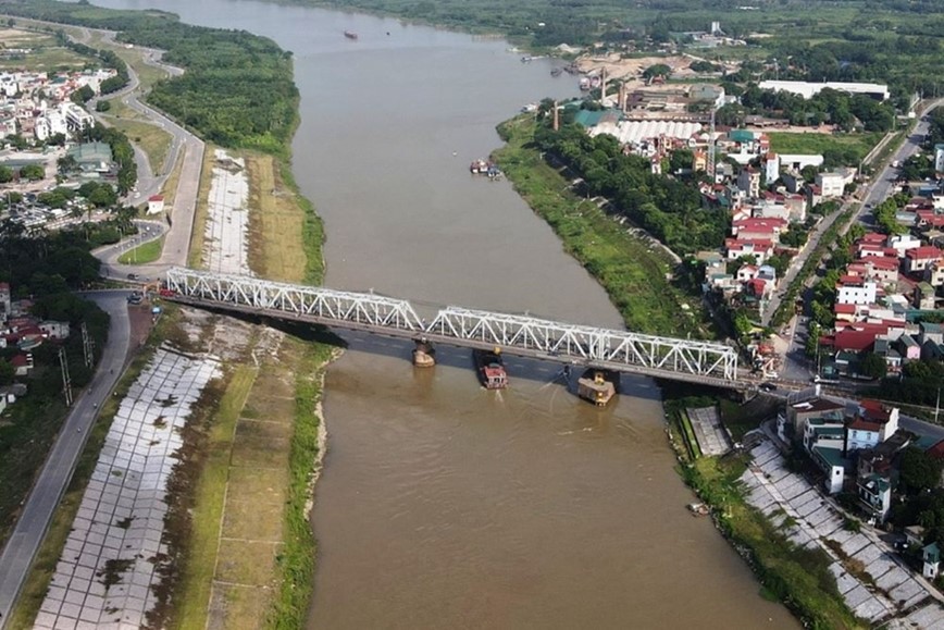 Tau thuyen di lai binh thuong qua cau Duong - Hinh anh 1