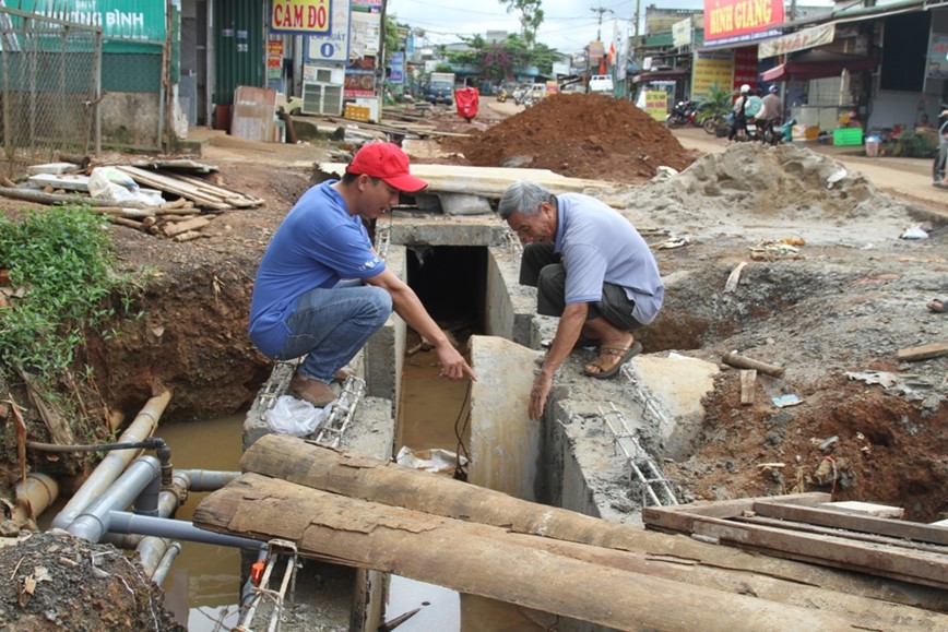 Dak Nong: cong trinh sua chua duong ngon ngang, mat an toan giao thong - Hinh anh 10