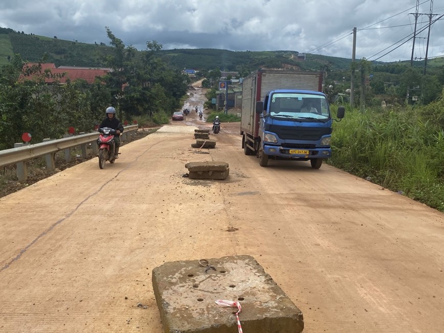 Dak Nong: cong trinh sua chua duong ngon ngang, mat an toan giao thong - Hinh anh 2