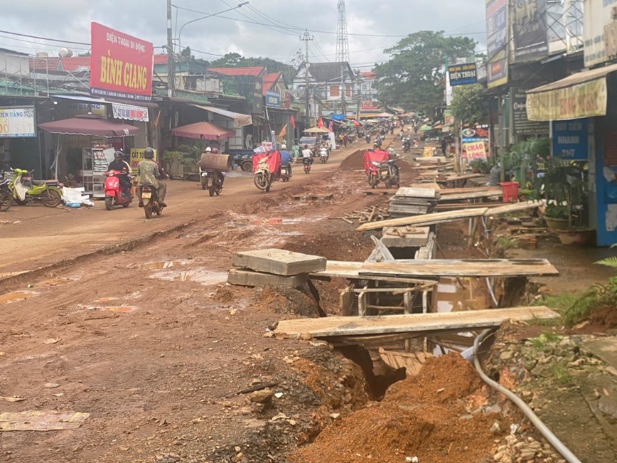 Dak Nong: cong trinh sua chua duong ngon ngang, mat an toan giao thong - Hinh anh 8