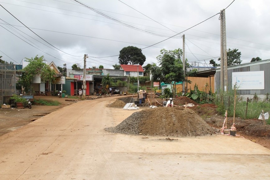 Dak Nong: cong trinh sua chua duong ngon ngang, mat an toan giao thong - Hinh anh 6