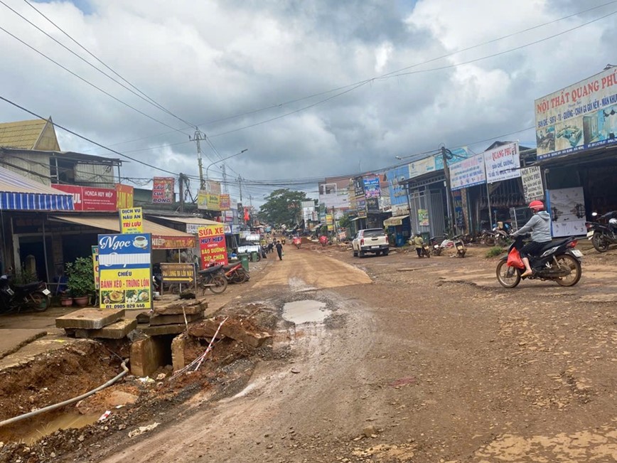 Dak Nong: cong trinh sua chua duong ngon ngang, mat an toan giao thong - Hinh anh 9