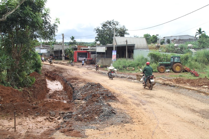 Dak Nong: cong trinh sua chua duong ngon ngang, mat an toan giao thong - Hinh anh 7