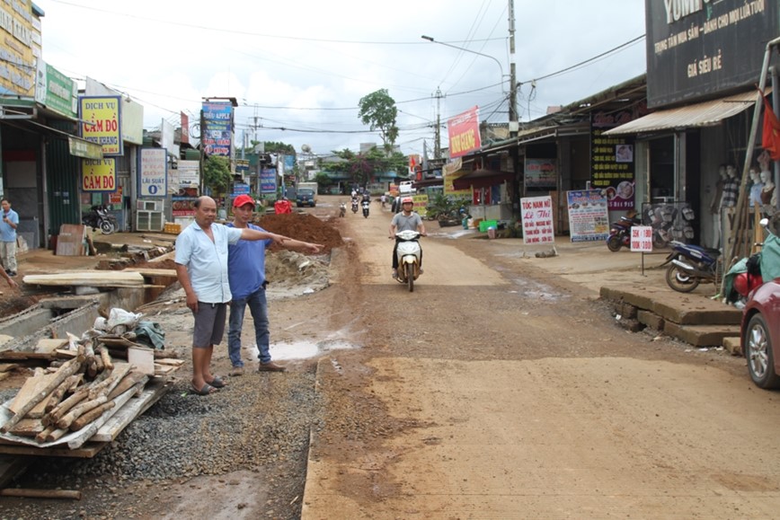 Dak Nong: cong trinh sua chua duong ngon ngang, mat an toan giao thong - Hinh anh 3