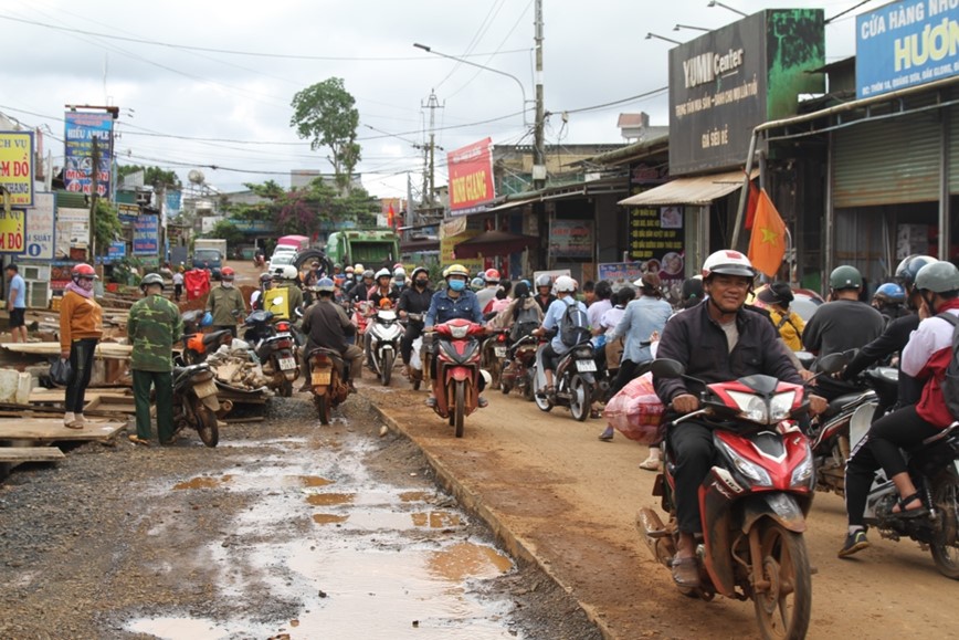 Dak Nong: cong trinh sua chua duong ngon ngang, mat an toan giao thong - Hinh anh 1