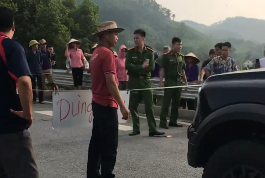 Nguoi dan cang day chan ngang duong cao toc Tuyen Quang - Phu Tho - Hinh anh 1