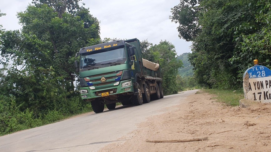 Xe cho vat lieu co dau hieu qua tai “tung hoanh” tinh lo 15 - Hinh anh 4