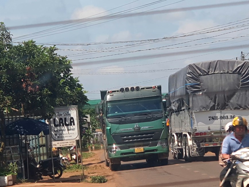 Xe cho vat lieu co dau hieu qua tai “tung hoanh” tinh lo 15 - Hinh anh 5