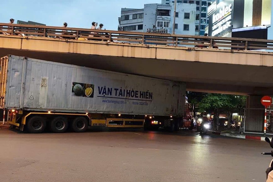 Xu phat tai xe xe container mac ket duoi gam cau vuot Nga Tu So - Hinh anh 1