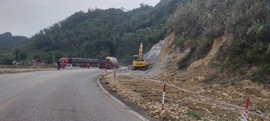 Hoa Binh: nan duong tai hai “diem den” ve giao thong tren quoc lo 6 - Hinh anh 1