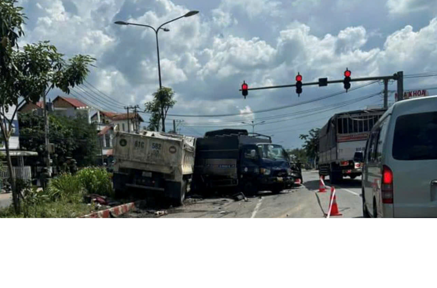 Xe ben lao vao dam dong dang cho den do khien mot nguoi tu vong tai cho - Hinh anh 1