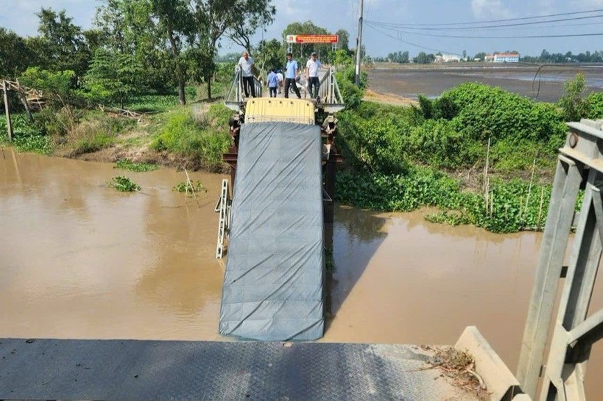 An Giang: Xe tai cho gach qua tai trong lam sap cau - Hinh anh 1