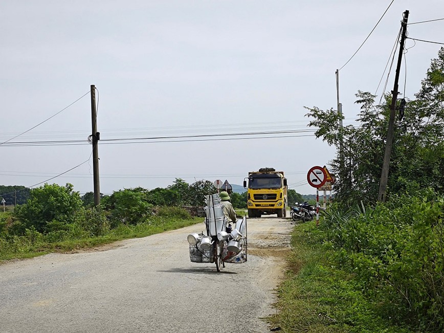 Thanh Hoa: co quan chuc nang noi gi ve viec xe o to vuot bien cam? - Hinh anh 2