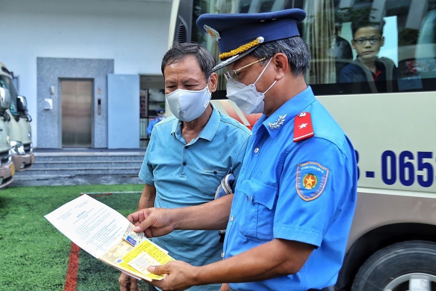 Cu the vao luat ve bao ve tre em khi tham gia giao thong - Hinh anh 1