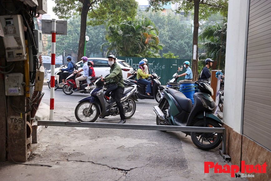 Ha Noi: Nguoi dan tu lam rao chan ngan xe co qua lai trong gio cao diem - Hinh anh 4