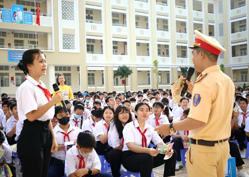 Tang cuong trach nhiem bao dam trat tu ATGT cho lua tuoi hoc sinh - Hinh anh 1