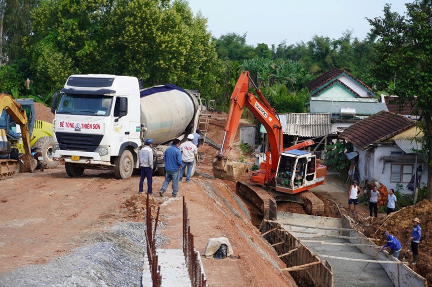 Du an cau vom thep dau tien o Quang Ngai khan truong ve dich - Hinh anh 5