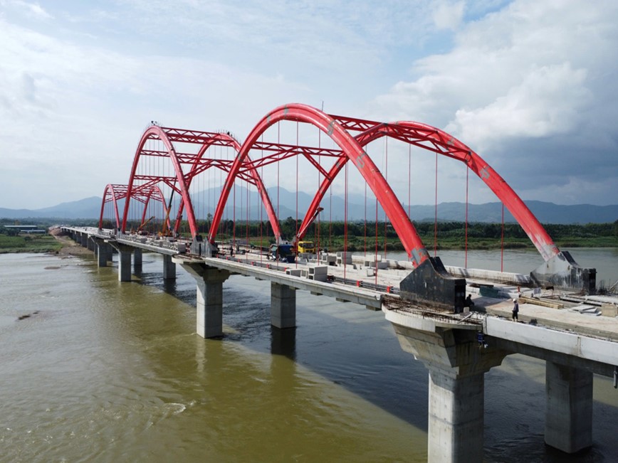 Du an cau vom thep dau tien o Quang Ngai khan truong ve dich - Hinh anh 1