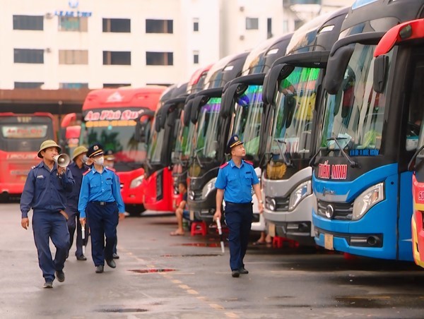 Ha Noi: trien khai ke hoach phuc vu tot viec di lai dip Tet 2025 - Hinh anh 1