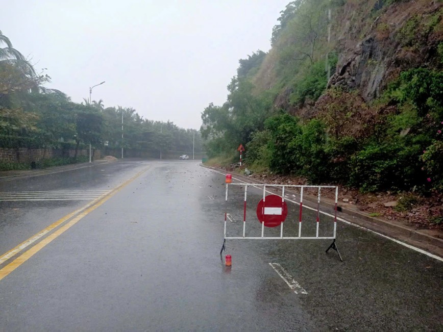 Nha Trang mua lon, dat da sat tren deo Cu Hin va duong Pham Van Dong - Hinh anh 2