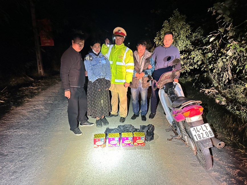 CSGT bat giu doi vo chong van chuyen 6kg phao no tren duong - Hinh anh 1