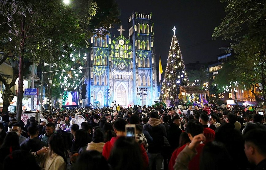 Ha Noi tam cam duong mot so tuyen pho trong 2 ngay to chuc Le Noel 2024 - Hinh anh 1