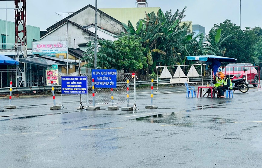 Quang Nam: sua chua cung luc hai cau Cau Lau, giao thong gap nhieu kho khan - Hinh anh 1