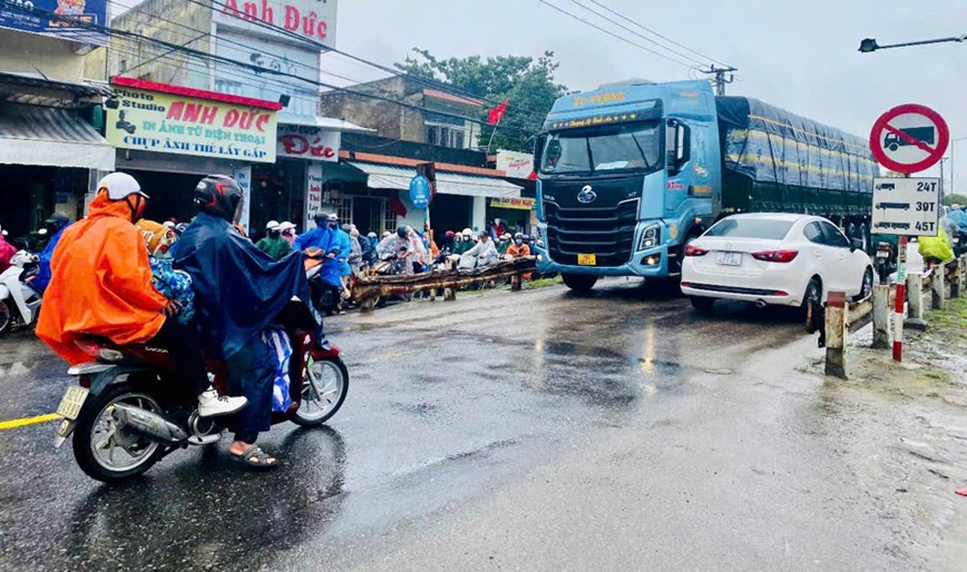 Quang Nam: sua chua cung luc hai cau Cau Lau, giao thong gap nhieu kho khan - Hinh anh 2