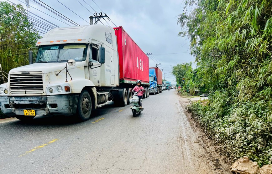 Quang Nam: sua chua cung luc hai cau Cau Lau, giao thong gap nhieu kho khan - Hinh anh 3