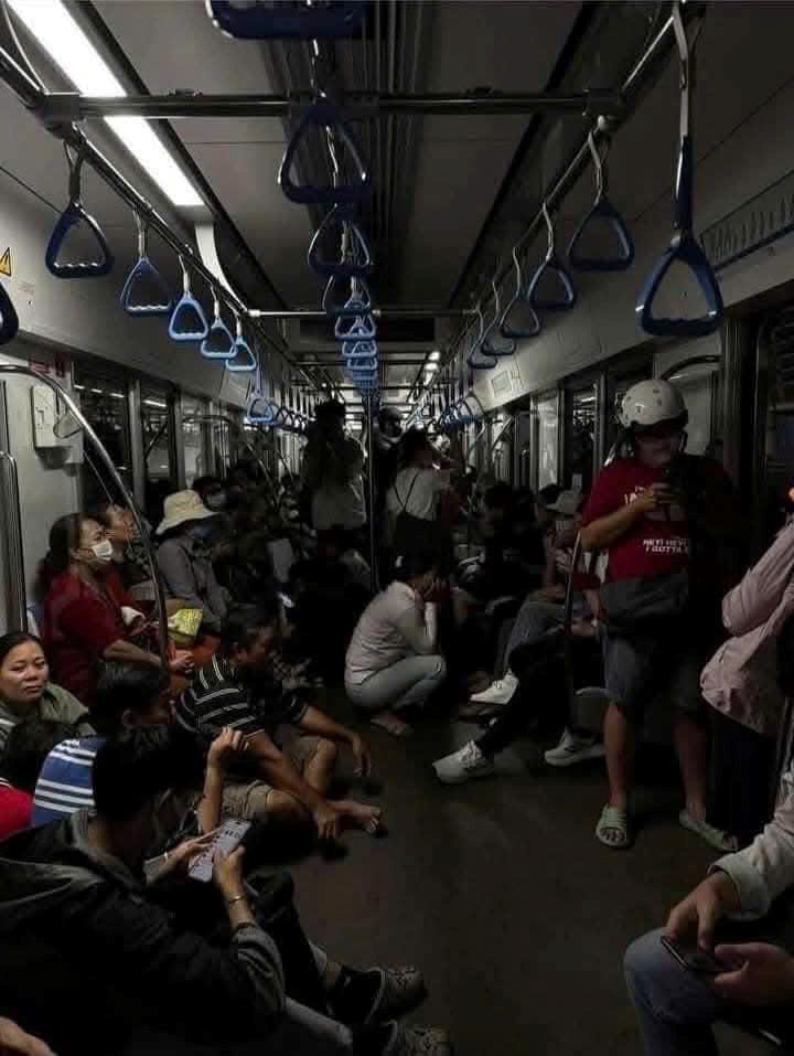 TP Ho Chi Minh: Metro so 1 gap su co, khach cho tren toa ca gio - Hinh anh 2