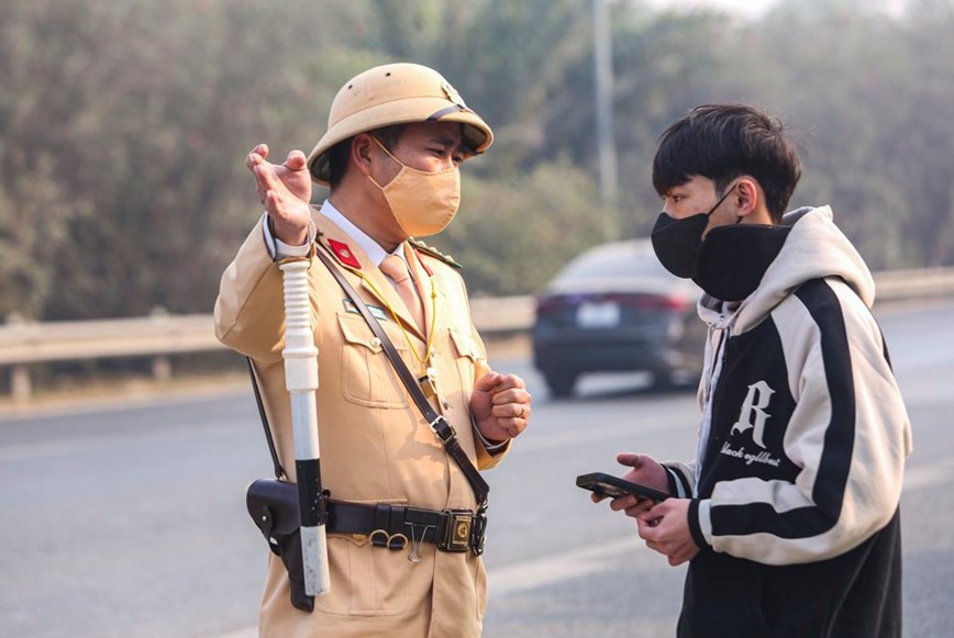 Ha Noi: nhieu nguoi vi pham bi phat nang ngay dau thuc hien luat moi - Hinh anh 2