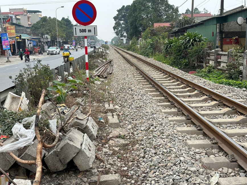 Nhech nhac, phan cam tuyen hanh lang an toan duong sat o huyen Phu Xuyen - Hinh anh 1