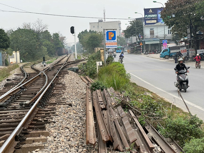 Nhech nhac, phan cam tuyen hanh lang an toan duong sat o huyen Phu Xuyen - Hinh anh 5