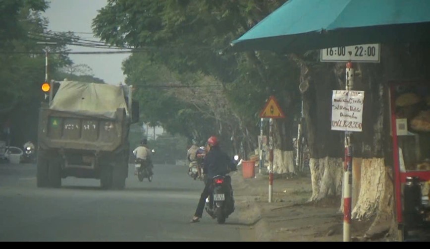 TP Bien Hoa: xe ben tai trong lon ngang nhien di vao duong cam gio - Hinh anh 1