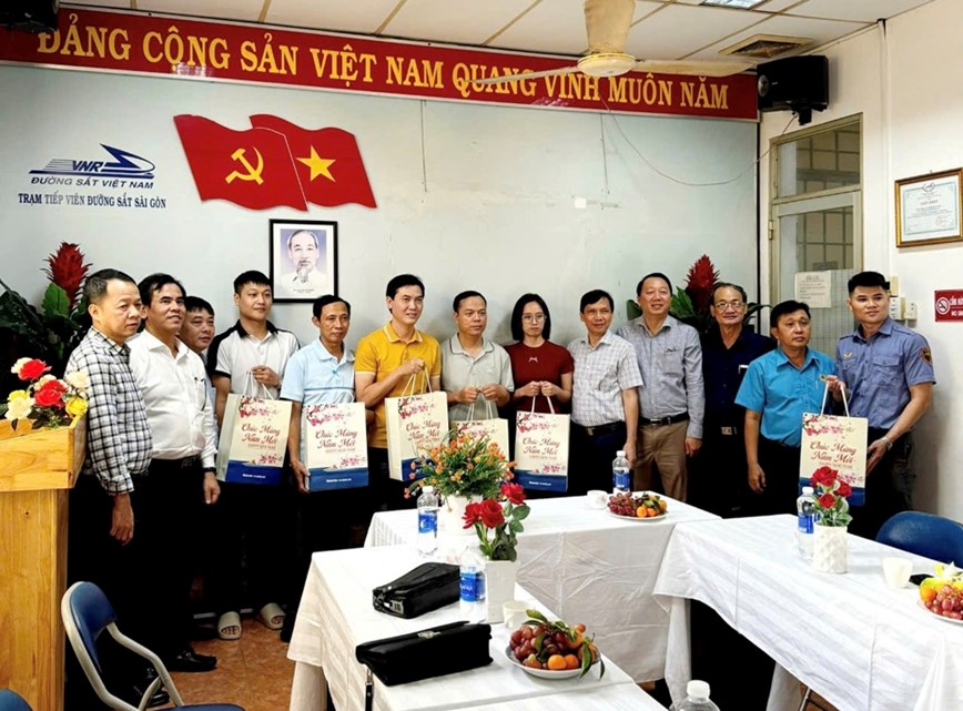 Hon 1.500 nhan vien cac to tau phuc vu Tet Nguyen dan - Hinh anh 3