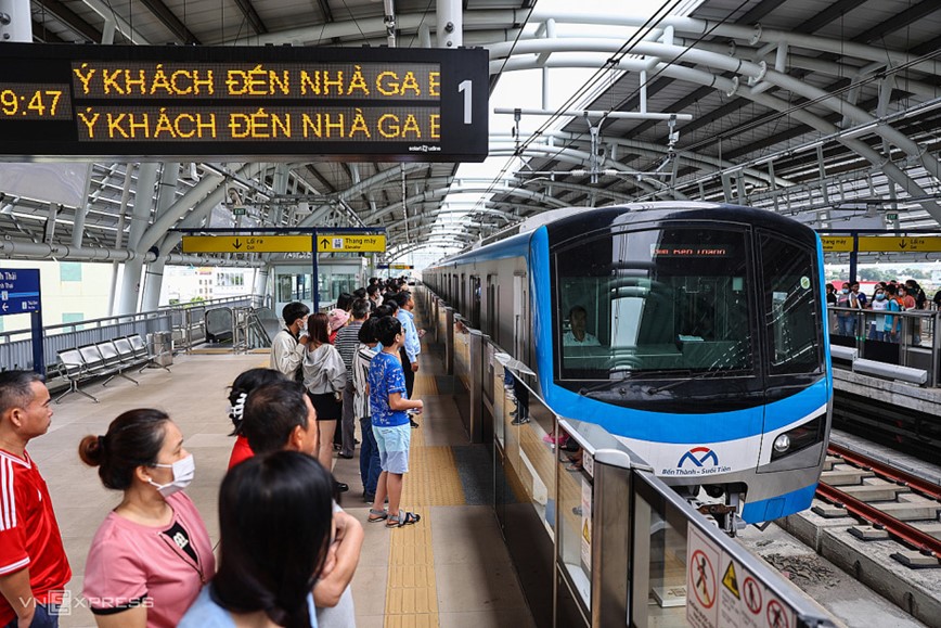 Metro Ben Thanh - Suoi Tien chay xuyen dem giao thua Tet At Ty 2025 - Hinh anh 1