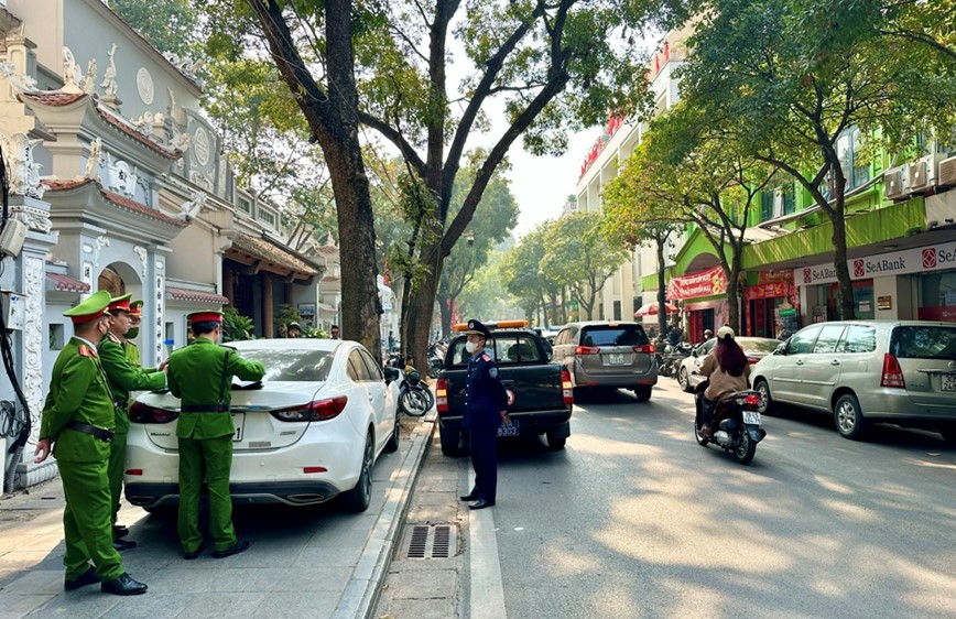 Hoan Kiem: Xu ly nghiem phuong tien dung, do sai quy dinh tren cac tuyen pho - Hinh anh 1