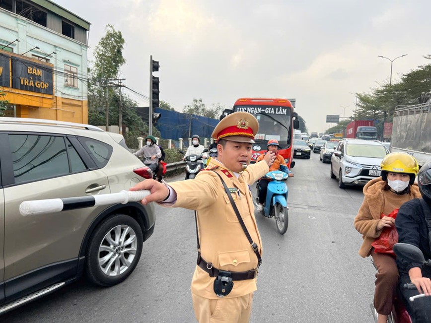 Nguoi dan linh kinh do dac roi Thu do ve que don Tet - Hinh anh 3